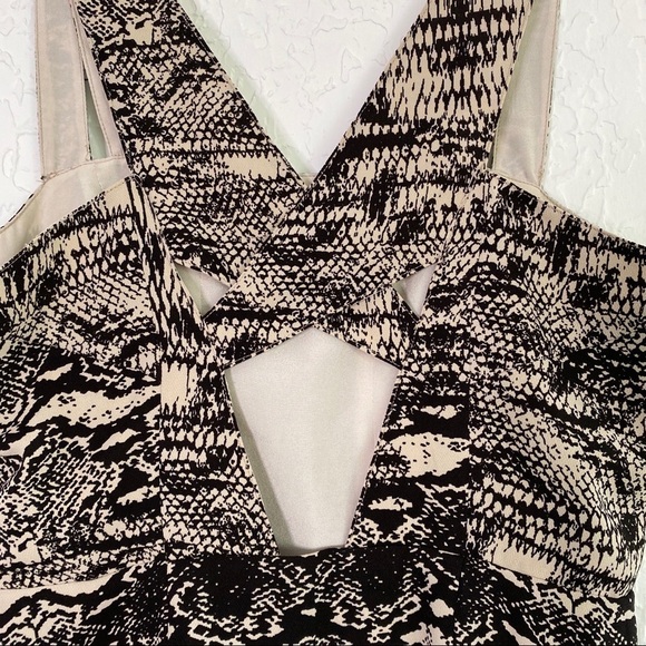 Urban Outfitters Mini Dress Animal print reptile Size 2 cut out back tan black - Picture 6 of 8